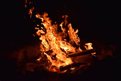 Fotoğraf Ahşap Gece Karanlık Alev Ateş şömine Kamp Ateşi