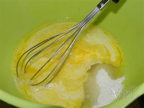 Enostavno jabolčno pecivo - OblizniPrste.si