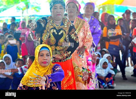 Tausug Hi Res Stock Photography And Images Alamy