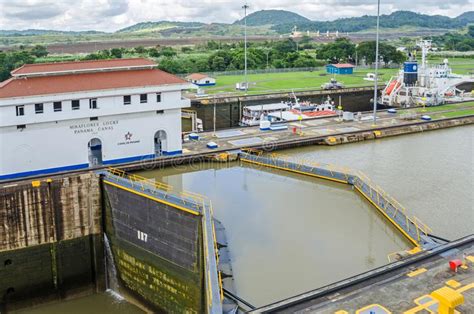 Miraflores Verschlüsse Von Panamakanal Mit Eingangs Und Ausgangskanälen Redaktionelles Foto