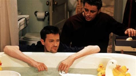 ‘friends Fans Spot Matthew Perry Is Missing Part Of His Finger In Old