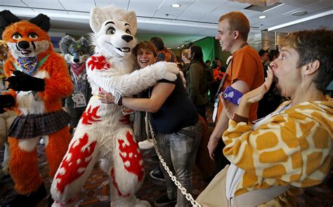 Midwest Furfest 2015 More Than 5000 Gather In Chicago For Furry Fandom Convention