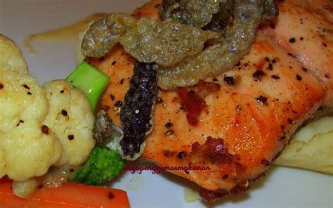 Kamu bisa mencoba resep kulit ikan salmon dengan cabai garam berikut kreasi chef afifudin dari hotel tentrem yogyakarta. Saya Penggemar Makanan: Ikan Salmon goreng