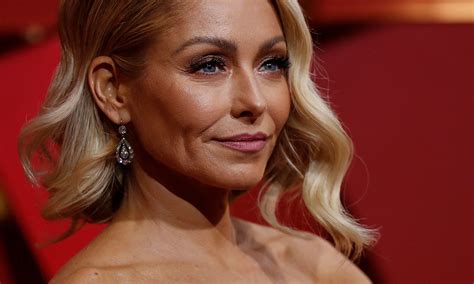 Kelly Ripa Body Shamed For Sexy Bikini Picture Snapped By Husband
