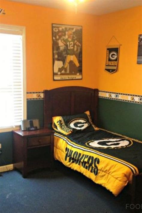 We offer a huge selection of posters & prints online, with big discounts, fast shipping, and custom framing options you'll love. Green Bay Packers Bedroom Decor in 2020 | Green bay ...