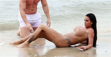 Katie Price Completamente Desnuda En La Playa Bytesexy