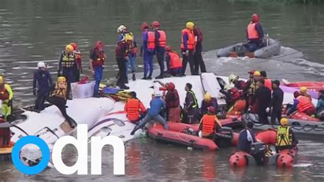 Transasia Crash Twelve Dead As Plane Crashes Into Taiwan River Youtube