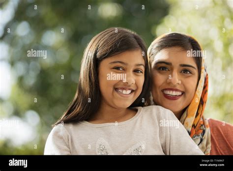 Muslim Mother Daughter High Resolution Stock Photography And Images Alamy