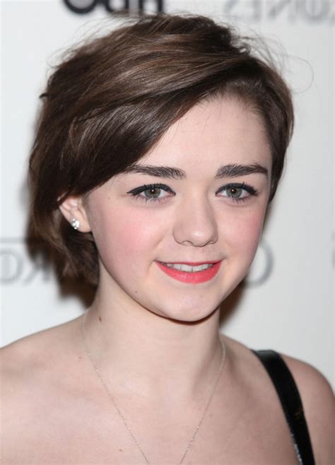 Maisie Williams Chic Short Side Parted Hairstyle With Bangs Styles Weekly