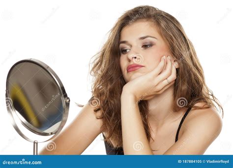 Mujer Joven Aburrida Mirando En El Espejo Imagen De Archivo Imagen De