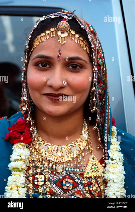 A Rajasthani Woman In Traditional Dress Including A Coin Necklace Jaisalmer Rajasthan Foto De