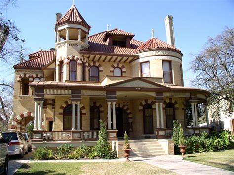 I'd expect a guide to architectural styles to describe the main features of each style and what makes those styles different to each other. Queen Anne | Architectural Styles of America and Europe