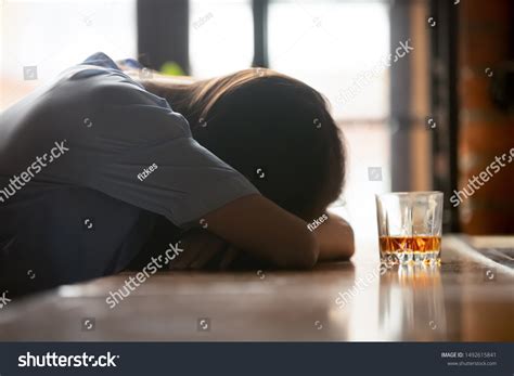 116 Imagens De Drunk Woman Sleeping Bar Counter Imagens Fotos Stock E Vetores Shutterstock