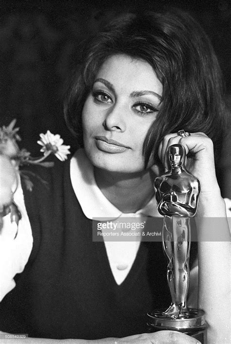 Italian Actress Sophia Loren Posing With The Oscar 1961 Sofia Loren