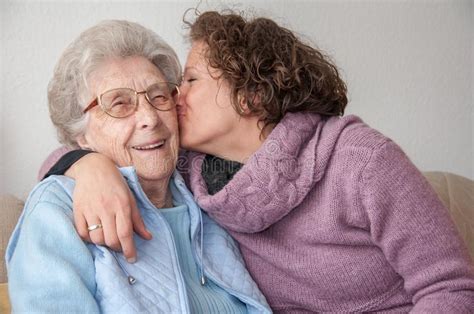 187 Abuela Que Besa Su Nieta Fotos De Stock Fotos Libres De Regalías