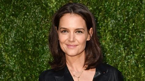 Katie Holmes Embraces Grey Roots A Powerful Fashion Statement