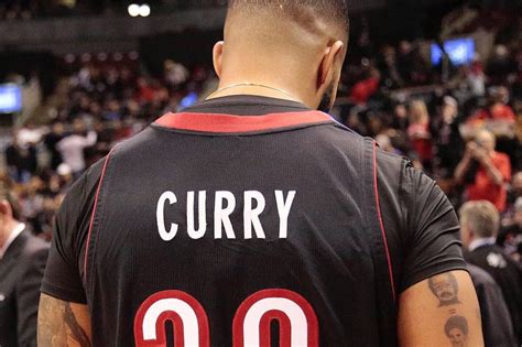 Look Toronto Fan Drake Wears Raptors Jersey Of Steph Curry S Dad Dell Abs Cbn News