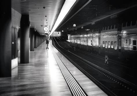 무료 이미지 사람 빛 검정색과 흰색 선로 화이트 밤 사진술 시티 도시의 수송 기차역 어둠 검은 단색화 대중 교통 지하철 역 플리커 bw