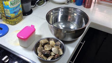How To Wash And Clean Clams 如何清洗蛤蜊 Youtube How To Clean Clams Clams Cleaning