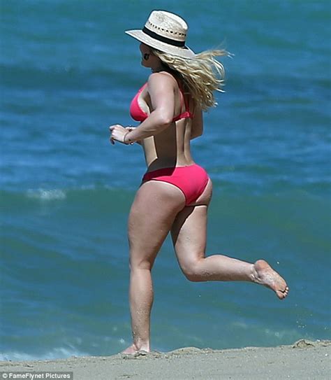 Hilary Duff Shows Off Toned Physique In Teeny Pink Bikini Daily Mail