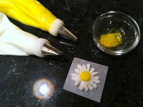 The Iced Queen Royal Icing Daisies