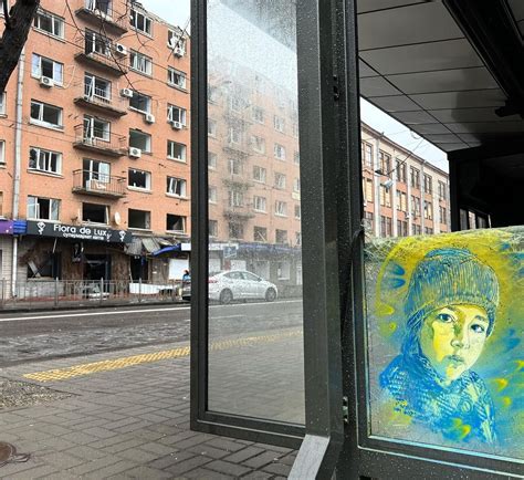 Le street artiste C215 peint sur les murs détruits de Kiev en signe de