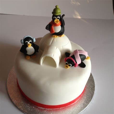 Learn to make an adorable sledding snowman cake with a carved cake slope in this cake decorating video by mycakeschool.com! Cute penguins Christmas cake