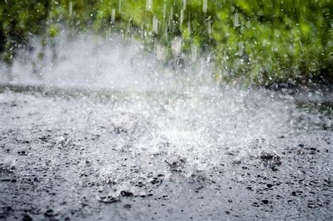Raindrops falling on water - Stock Image - E125/0051 - Science Photo 