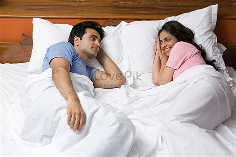 Lovepik صورة  501499666 Id صورة فوتوغرافية بحث صور زوجان في السرير