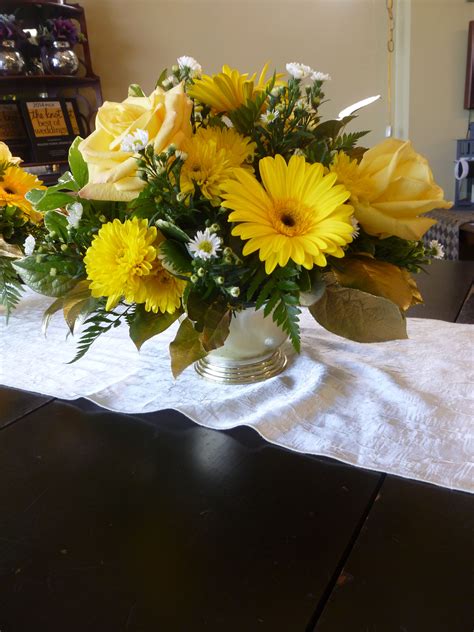I know you have ever visited someone in their home and saw some beautiful floral arrangements around the house. Yellow gerbera daisies, skyline roses, golden cushion ...