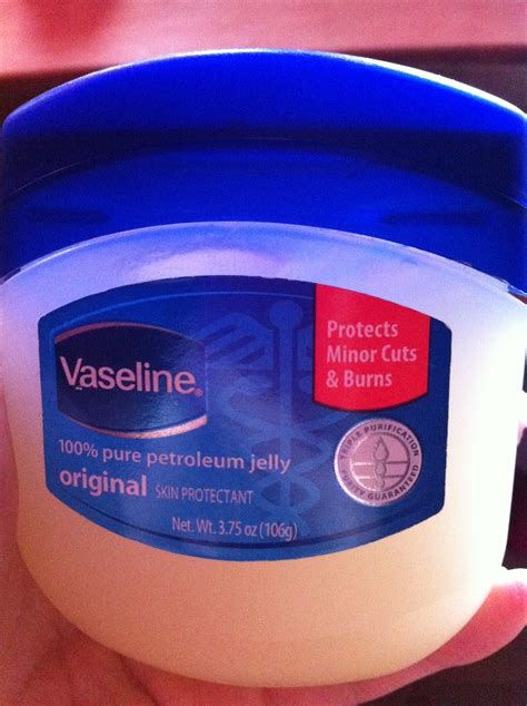 Vaseline petroleum jelly dikemas dalam berbagai macam ukuran yang terkecil 1,75 oz, 2, 75 oz dan 7,50 oz. TOP 20 Benefits of " VASELINE Petroleum Jelly !" | Always ...
