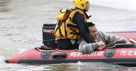 Taiwan Plane Crash Survivor I Saw Others Were Drowning Cbs News