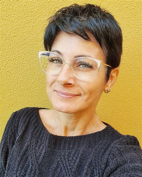 17 Best Short Hairstyles For Women Over 50 With Glasses Short Hair