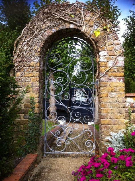 Wooden gates, timber gate design, picket gates: 17 Creative Garden Gates That Make A Great Entrance