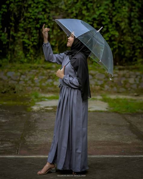 Cewek Ngapak Berhijab Ukhti On Instagram “sedia Payung Saat Mendung Diluar Tapi Hujannya