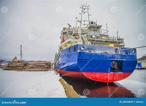 Cargo Ship Unloading Timber Stock Image Image Of Harbor Europe 28442839