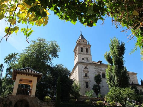 Nejvíce turistů sem míří v letních měsících na pláže při středomořském pobřeží, jaro je. Španělsko - okruh s pobytem v Andalusii - zpět letecky ...