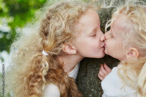 Zwei Kleine Mädchen Küssen Sich Kaufen Sie Dieses Foto Und Finden Sie ähnliche Bilder Auf