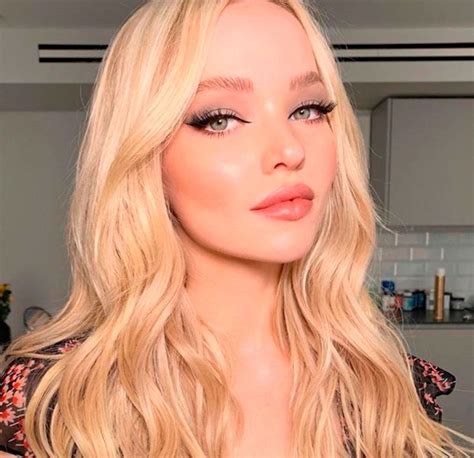 Dove Cameron Est Com O Cabelo Colorido E Os F S Surtam Mal Voc Cabelo E Maquiagem