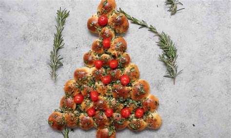 I'd love to try this recipe for a christmas party at the office. Christmas Tree Pull Apart Pizza Bread - TipBuzz
