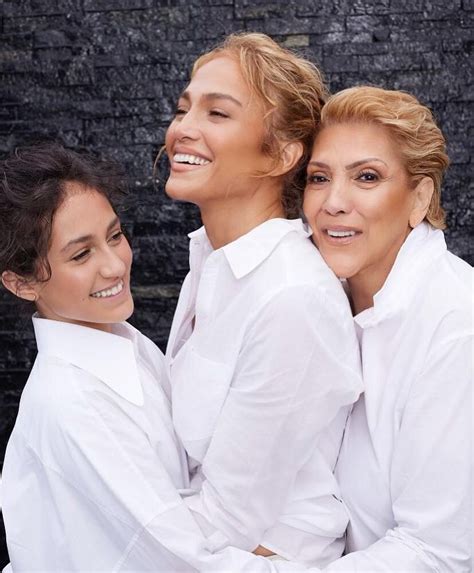 La Celebridad Jennifer Lopez Con Melena Rizada A Juego Con Su Hija Emme