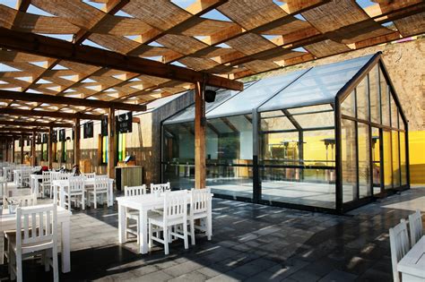 Retractable Restaurant Addition Provides Flexible Space