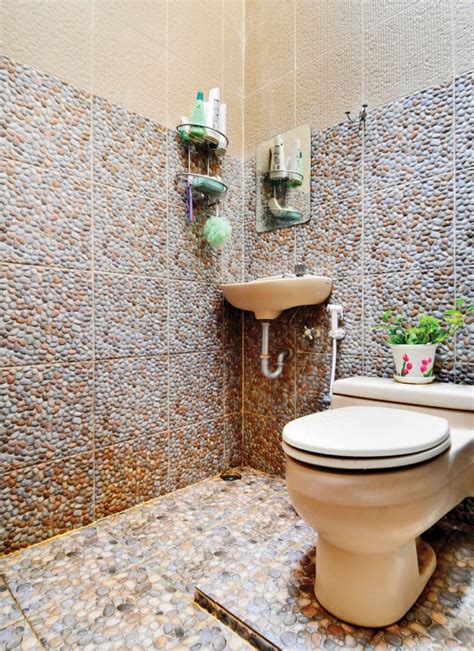 contoh desain kamar mandi lantai batu alam renovasi