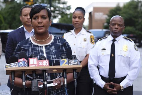 2 Atlanta Officers Ambushed 1 Wounded Mayor Says Suspect Killed