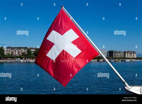 La Bandera Suiza La Bandera De Suiza Volando Sobre El Lago Geneva
