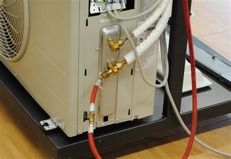 Un condizionatore consta di almeno due elementi: a recuperare il refrigerante da un circuito frigorifero di ...