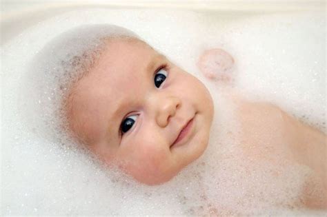 Bebé Recién Nacida Enternece Las Redes Al Recibir Su Primer Baño