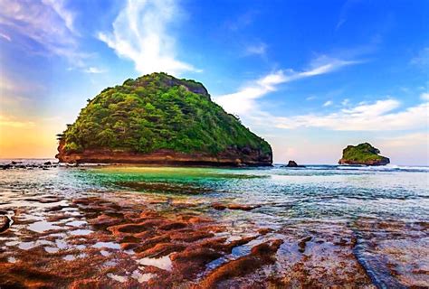 Dari smp tersebut hanya tinggal lurus kemudian belok kanan menuju ke jalan pantai caruban. 11 Spot Foto Pantai Goa Cina 🏖️ MALANG (HTM, Rute, Obyek Wisata)