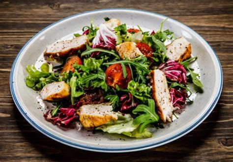 Sommersalat mit Putenstreifen Rezept