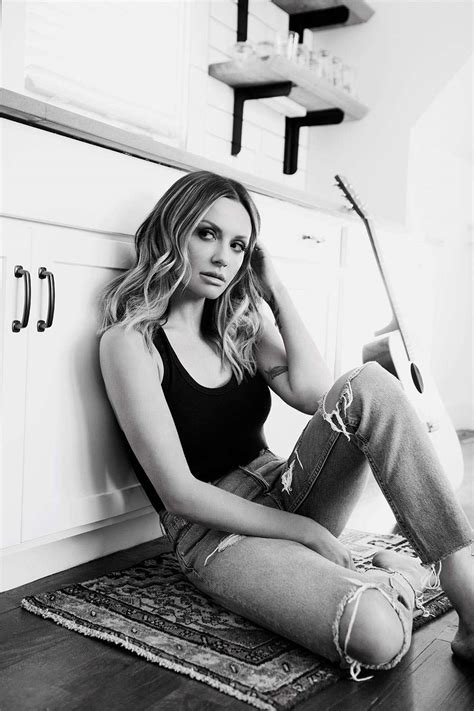 Carly Pearce Opens Up Her Divorce Diary In Her New Ep 29 I Wrote What I Lived Big World Tale